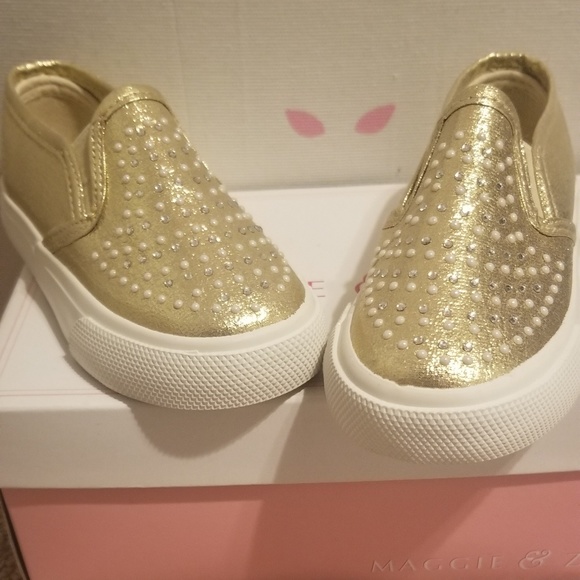 Maggie & Zoe Other - Gold toddler sneakerz